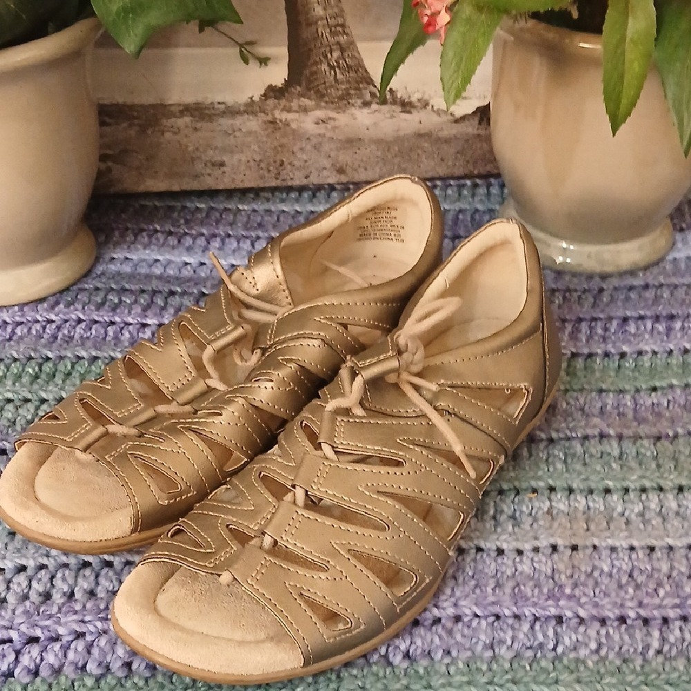 Spirit Women's Beige Sandals